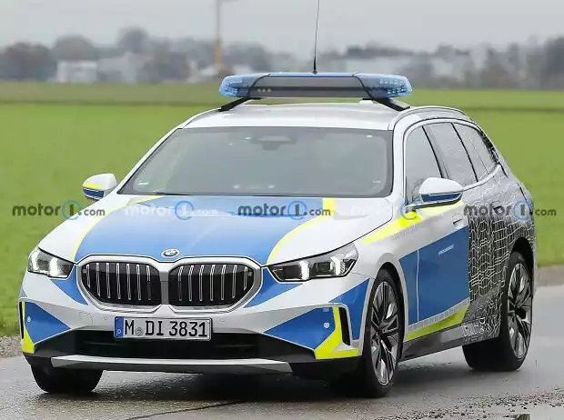 BMW 5er Touring (2024) Erlkönig als Polizeifahrzeug Titel-Bild zur News: BMW 5er Touring (2024) Erlkönig als Polizeifahrzeug