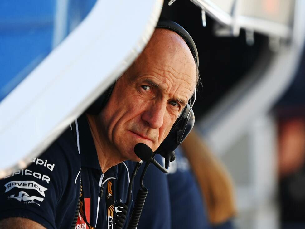 Franz Tost an der Boxenmauer bei AlphaTauri