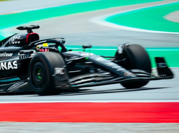 Mick Schumacher (Mercedes W14) beim Pirelli-Reifentest in Barcelona Mick Schumacher (Mercedes W14) beim Pirelli-Reifentest in Barcelona