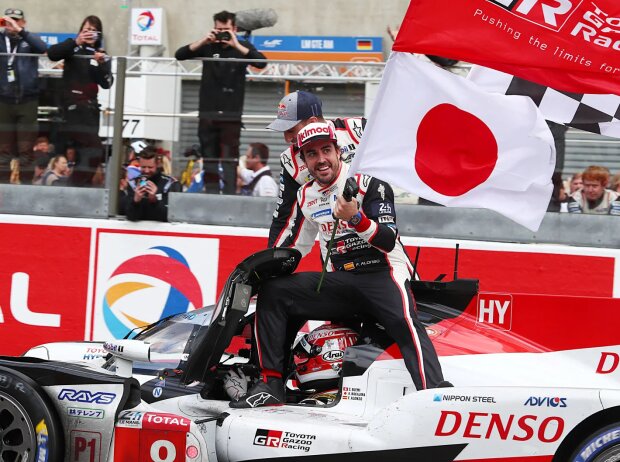 Kazuki Nakajima, Fernando Alonso Kazuki Nakajima, Fernando Alonso