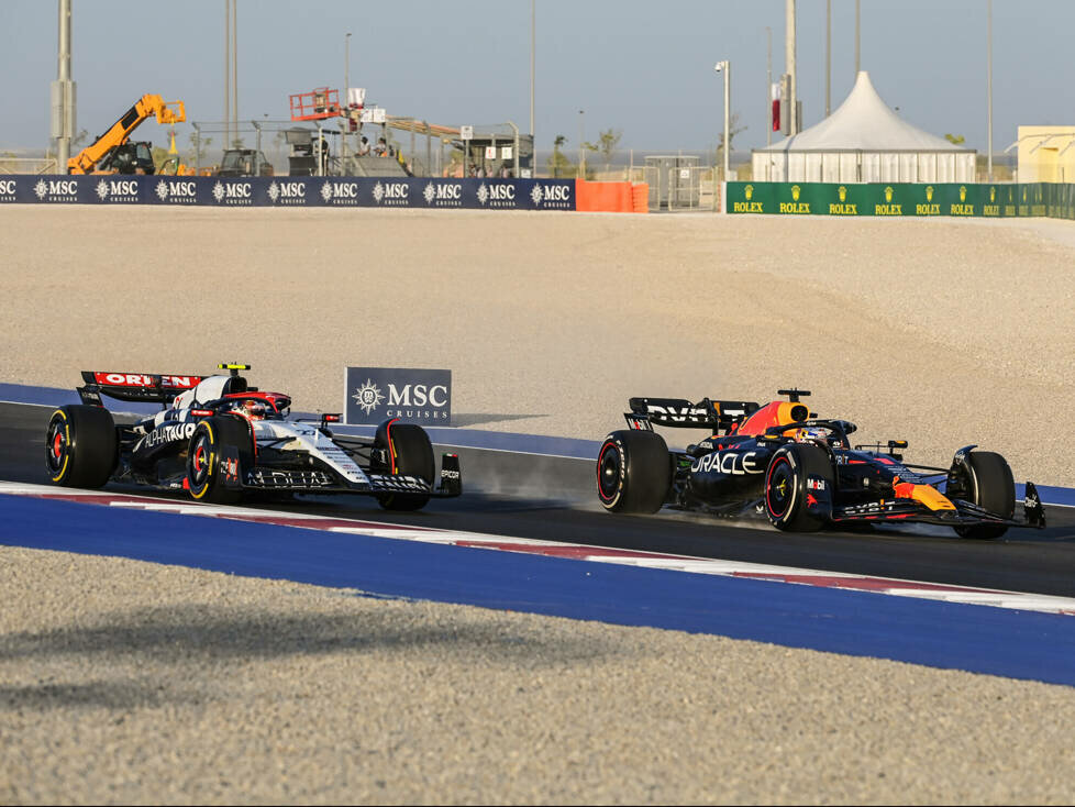 Max Verstappen (Red Bull RB19) vor Yuki Tsunoda (AlphaTauri AT04)