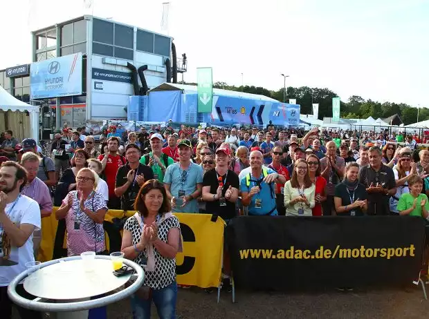 Die ADAC-App für Zuschauer-Fahrgemeinschaften wurde von der FIA mit einem Klima-Award ausgezeichnet Titel-Bild zur News: Die ADAC-App für Zuschauer-Fahrgemeinschaften wurde von der FIA mit einem Klima-Award ausgezeichnet