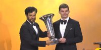 FIA-Präsident Mohammed bin Sulayem überreicht den WM-Pokal an Max Verstappen
