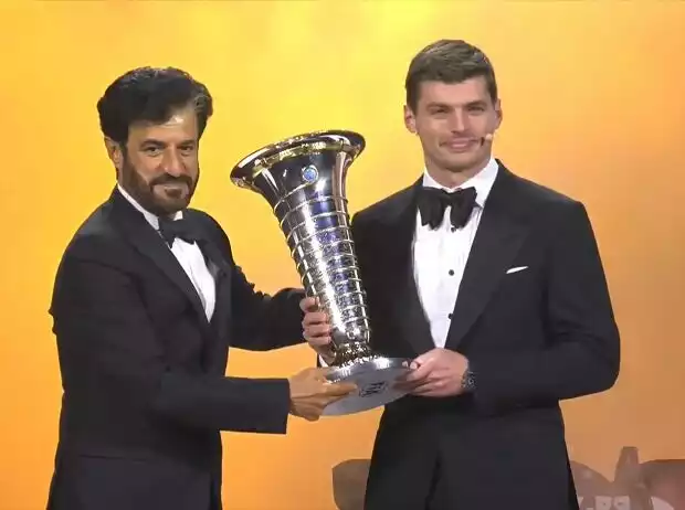 FIA-Präsident Mohammed bin Sulayem überreicht den WM-Pokal an Max Verstappen Titel-Bild zur News: FIA-Präsident Mohammed bin Sulayem überreicht den WM-Pokal an Max Verstappen