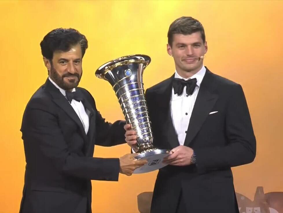 FIA-Präsident Mohammed bin Sulayem überreicht den WM-Pokal an Max Verstappen
