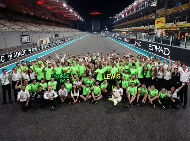 Hamilton feiert den Saisonabschluss mit seinem Team Titel-Bild zur News: Hamilton feiert den Saisonabschluss mit seinem Team