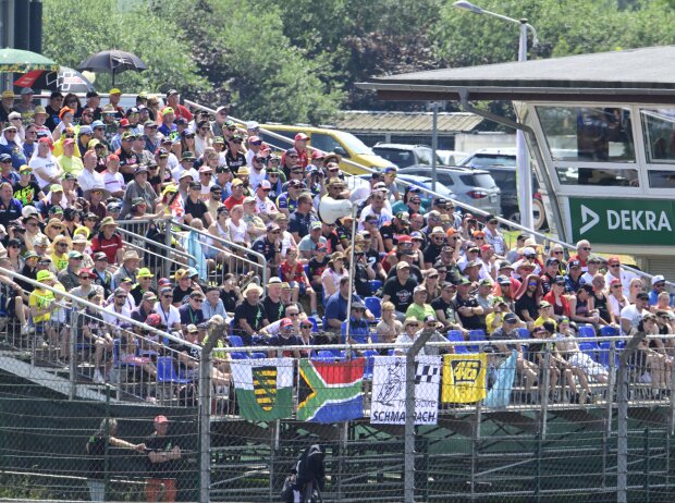 Fans beim Motorrad-Grand-Prix von Deutschland 2023 auf dem Sachsenring Fans beim Motorrad-Grand-Prix von Deutschland 2023 auf dem Sachsenring
