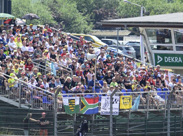 Fans beim Motorrad-Grand-Prix von Deutschland 2023 auf dem Sachsenring