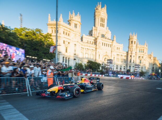 Titel-Bild zur News: Sergio Perez beim Red-Bull-Showrun in Madrid