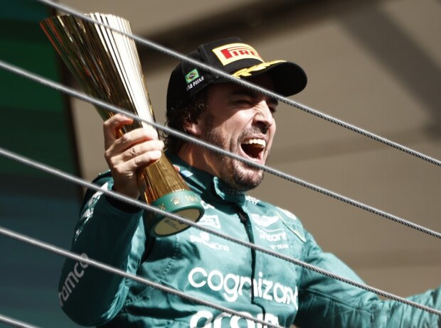 Titel-Bild zur News: Fernando Alonso jubelt auf dem Formel-1-Podium 2023 in Brasilien