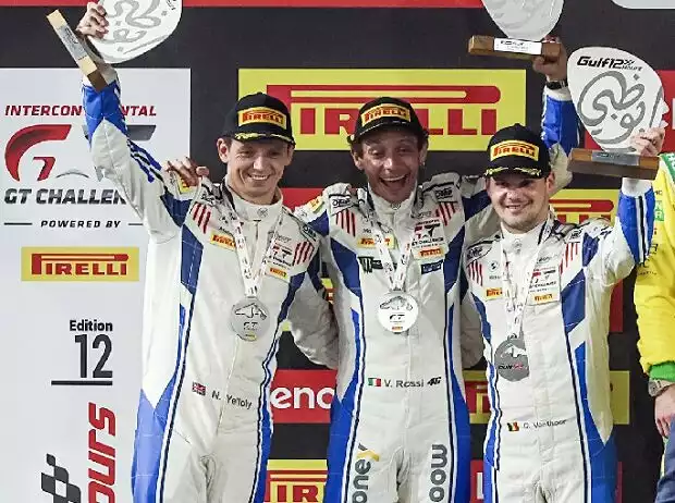 Dries Vanthoor, Nick Yelloly und Valentino Rossi verpassten den Sieg durch eine festgefahrene Pedalerie Titel-Bild zur News: Dries Vanthoor, Nick Yelloly und Valentino Rossi verpassten den Sieg durch eine festgefahrene Pedalerie