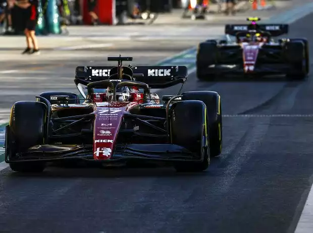 Valtteri Bottas und Alfa-Romeo-Teamkollege Guanyu Zhou Titel-Bild zur News: Valtteri Bottas und Alfa-Romeo-Teamkollege Guanyu Zhou