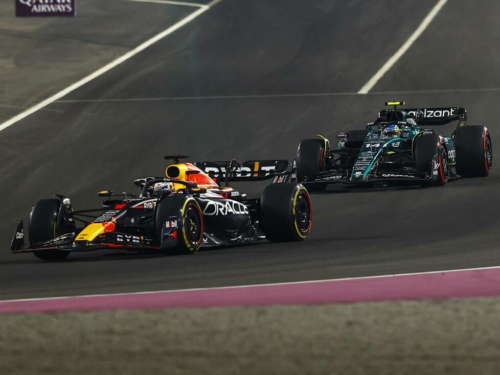 Max Verstappen im Red Bull vor Fernando Alonso im Aston Martin in der Formel 1 2023