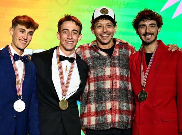 Motorrad-Weltmeister 2023: Jaume Masia (Moto3), Pedro Acosta (Moto2), Francesco Bagnaia (MotoGP), mit Valentino Rossi Motorrad-Weltmeister 2023: Jaume Masia (Moto3), Pedro Acosta (Moto2), Francesco Bagnaia (MotoGP), mit Valentino Rossi