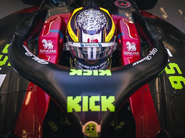 Titel-Bild zur News: Sauber-Formel-1-Pilot Guanyu Zhou im Cockpit