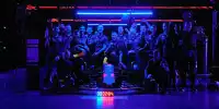 Die Crew von Red Bull bei einem Boxenstopp in völliger Dunkelheit