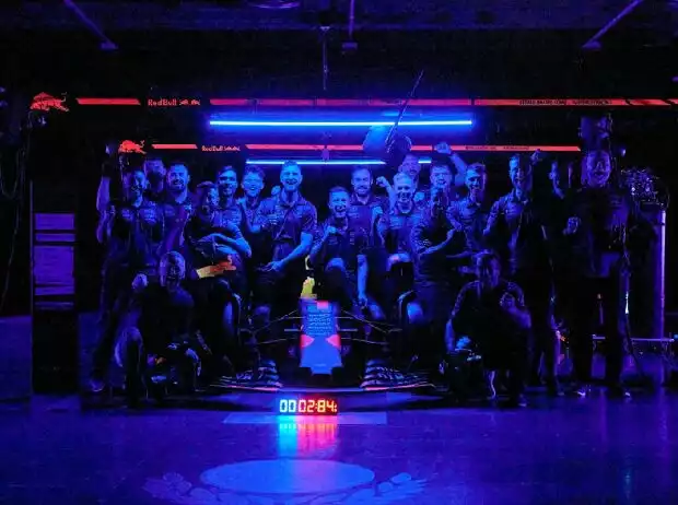 Die Crew von Red Bull bei einem Boxenstopp in völliger Dunkelheit Titel-Bild zur News: Die Crew von Red Bull bei einem Boxenstopp in völliger Dunkelheit
