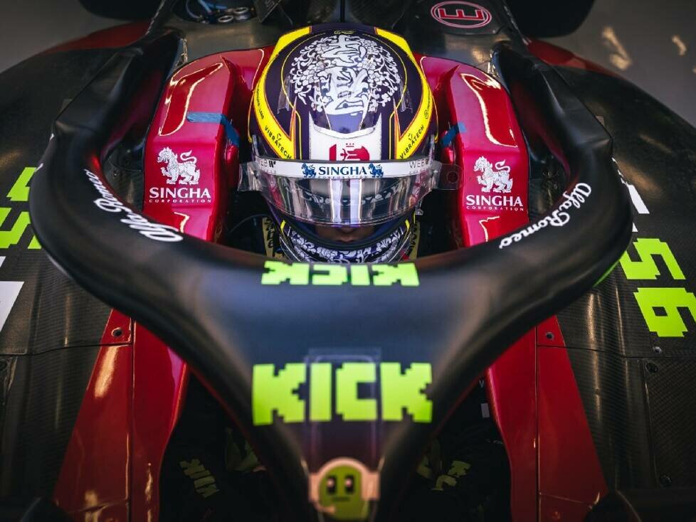 Sauber-Formel-1-Pilot Guanyu Zhou im Cockpit