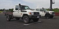 Toyota Land Cruiser 70 vor einem Drag Race