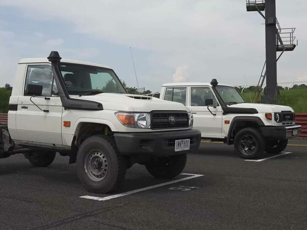Toyota Land Cruiser 70 vor einem Drag Race