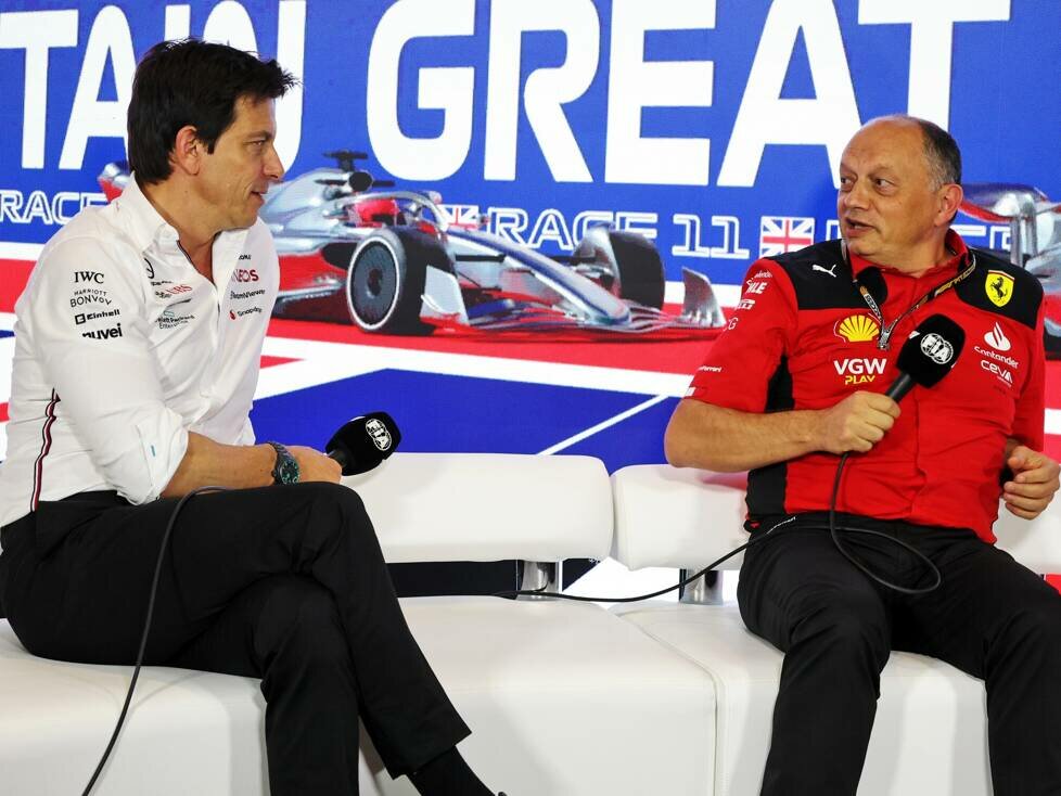 Toto Wolff und Frederic Vasseur bei einer Formel-1-Pressekonferenz