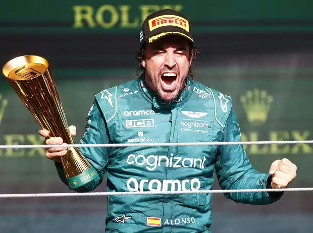Fernando Alonso jubelt auf dem Formel-1-Podium 2023 in Brasilien Titel-Bild zur News: Fernando Alonso jubelt auf dem Formel-1-Podium 2023 in Brasilien