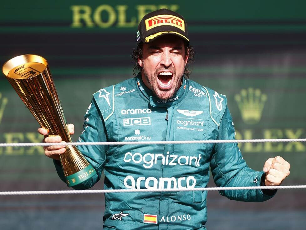 Fernando Alonso jubelt auf dem Formel-1-Podium 2023 in Brasilien