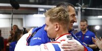 Günther Steiner umarmt Mick Schumacher nach Platz 20 beim Qualifying zum Grand Prix von Sao Paulo in Brasilien 2022