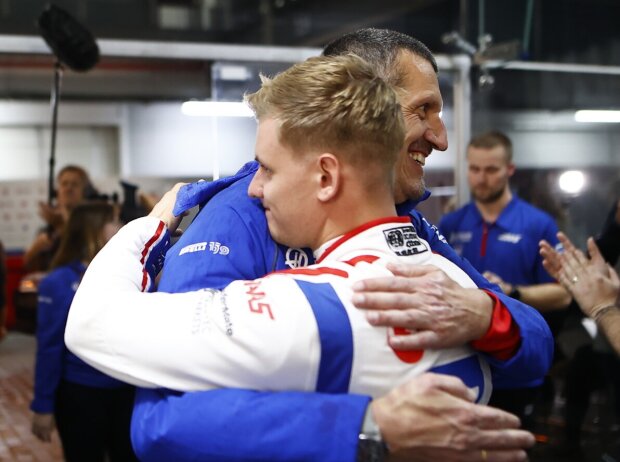 Titel-Bild zur News: Günther Steiner umarmt Mick Schumacher nach Platz 20 beim Qualifying zum Grand Prix von Sao Paulo in Brasilien 2022