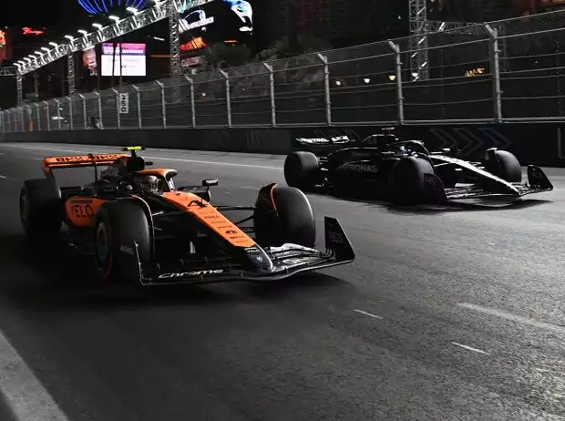 Lando Norris und George Russell beim Formel-1-Rennen in Las Vegas 2023 Titel-Bild zur News: Lando Norris und George Russell beim Formel-1-Rennen in Las Vegas 2023
