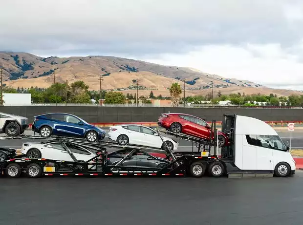 Tesla-Modelle auf einem Semi Titel-Bild zur News: Tesla-Modelle auf einem Semi