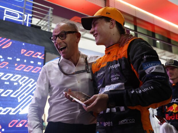 Titel-Bild zur News: Stefano Domenicali und Oscar Piastri beim Formel-1-Sprint in Katar