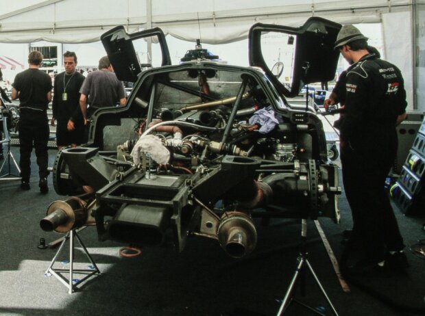 Im Heck des CLK-GTR arbeitete ein mächtiger V12-Motor