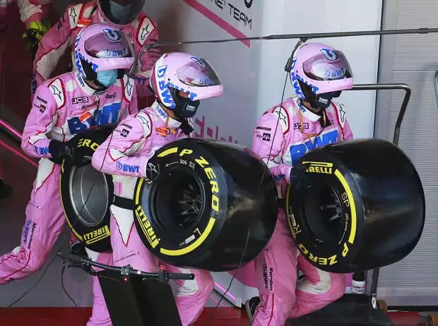 Titel-Bild zur News: Alpine-Mechaniker beim Boxenstopp mit Pirelli-Reifen