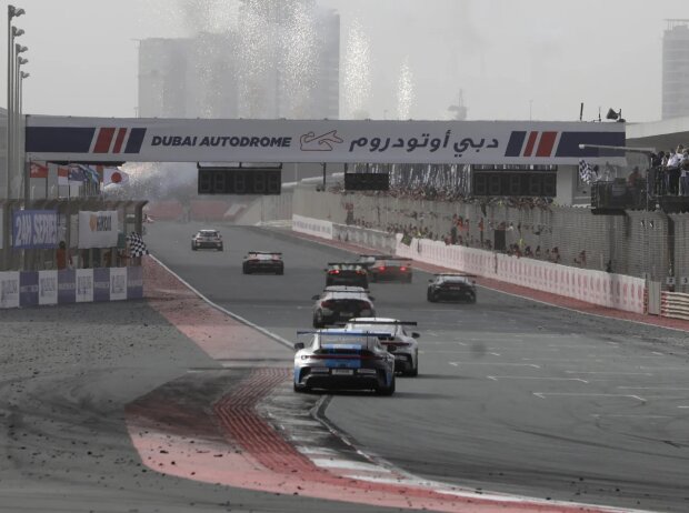 Titel-Bild zur News: Zieleinlauf bei den 24h Dubai 2022