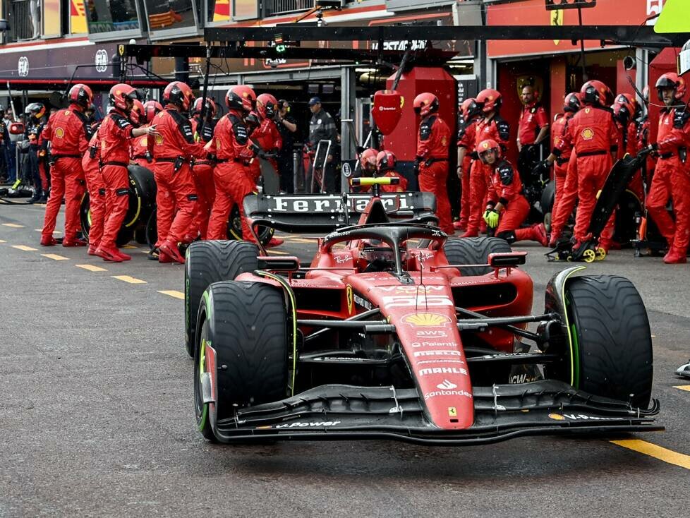 Carlos Sainz im Ferrari SF-23 in der Boxengasse beim Formel-1-Rennen in Monaco 2023
