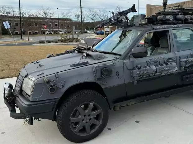 Mercedes-Benz 300E (W124) für die Apokalypse Titel-Bild zur News: Mercedes-Benz 300E (W124) für die Apokalypse