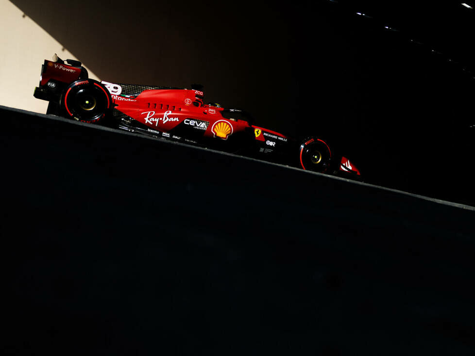 Robert Schwarzman im Ferrari SF-23 bei Formel-1-Testfahrten in Abu Dhabi 2023