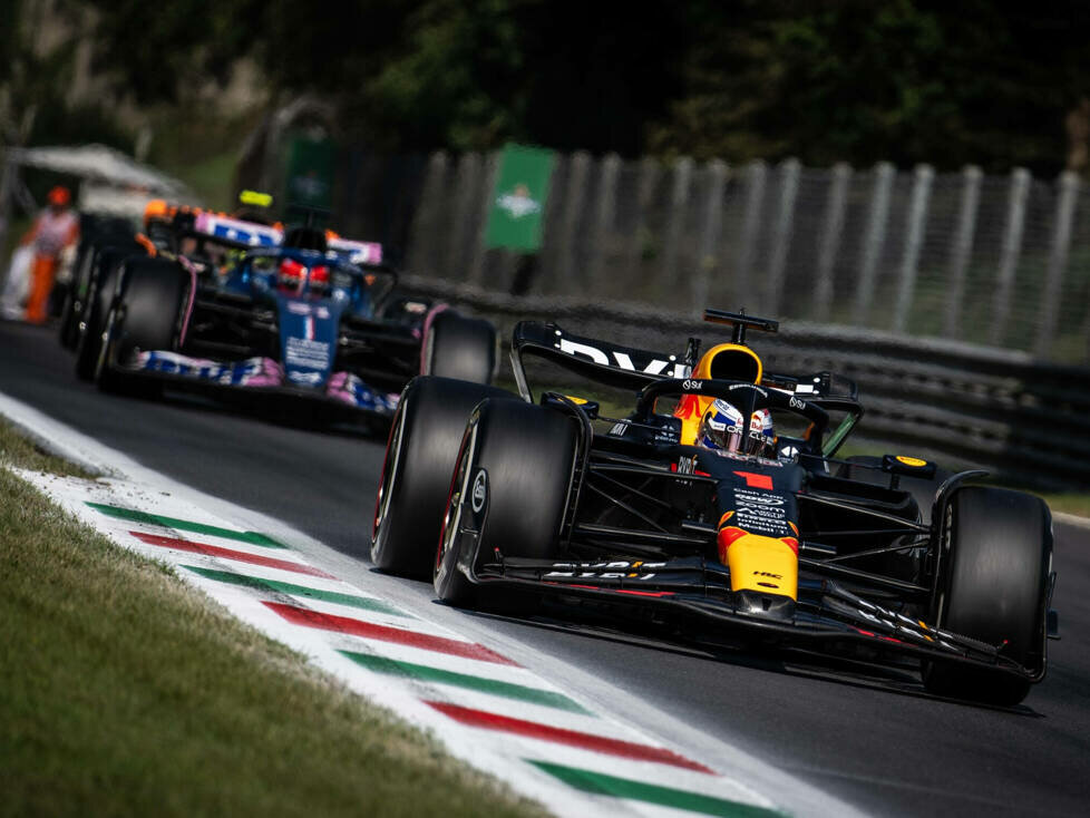 Max Verstappen (Red Bull RB19) vor Esteban Ocon (Alpine A523) beim Formel-1-Rennen in Italien 2023
