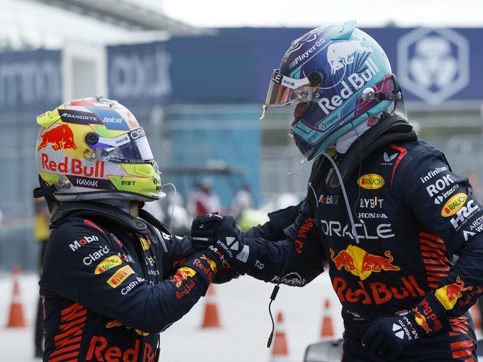 Sergio Perez gratuliert Max Verstappen zum Sieg in Miami 2023