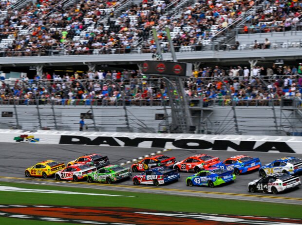 NASCAR-Action beim Coke Zero 400 auf dem Daytona International Speedway NASCAR-Action beim Coke Zero 400 auf dem Daytona International Speedway