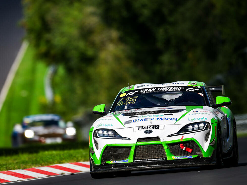 Fahrzeuge bei einem NLS-Rennen auf der Nürburgring-Nordschleife