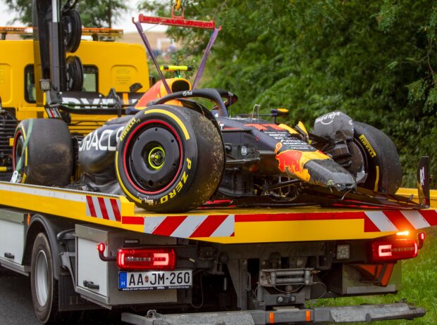 Titel-Bild zur News: Der Red Bull von Sergio Perez nach einem Unfall