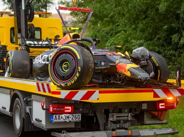 Der Red Bull von Sergio Perez nach einem Unfall Titel-Bild zur News: Der Red Bull von Sergio Perez nach einem Unfall