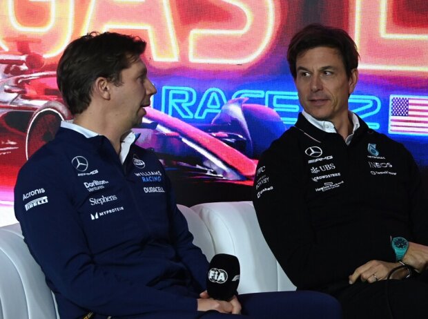 Titel-Bild zur News: James Vowles und Toto Wolff bei einer Formel-1-Pressekonferenz