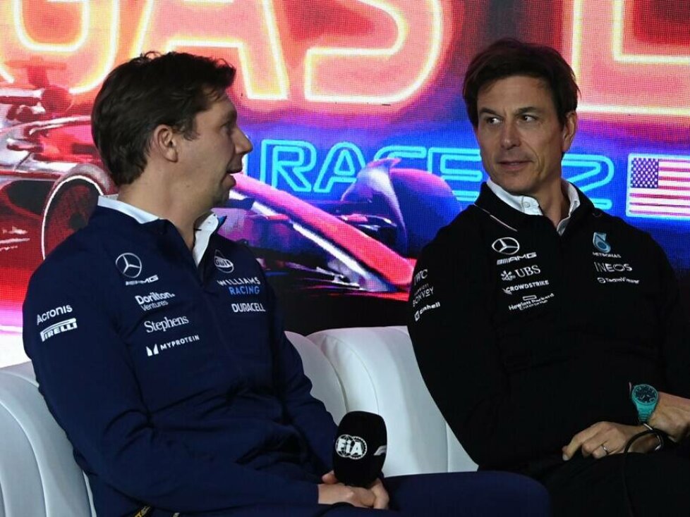James Vowles und Toto Wolff bei einer Formel-1-Pressekonferenz