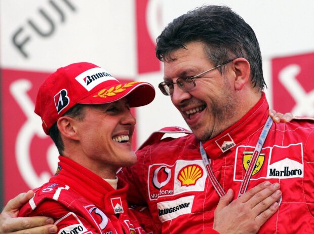 Titel-Bild zur News: Michael Schumacher und Ross Brawn auf dem Formel-1-Podium in Suzuka