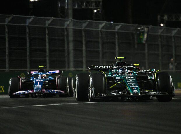 Titel-Bild zur News: Fernando Alonso (Aston Martin AMR23) und Pierre Gasly (Alpine A523) beim Formel-1-Rennen in Las Vegas 2023