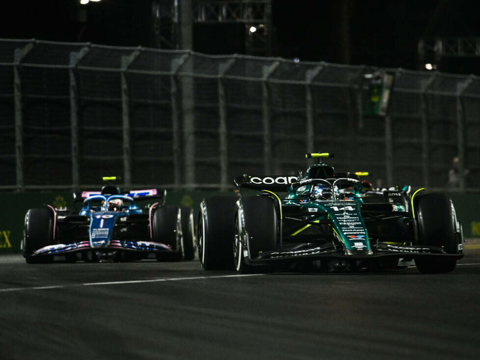 Fernando Alonso (Aston Martin AMR23) und Pierre Gasly (Alpine A523) beim Formel-1-Rennen in Las Vegas 2023