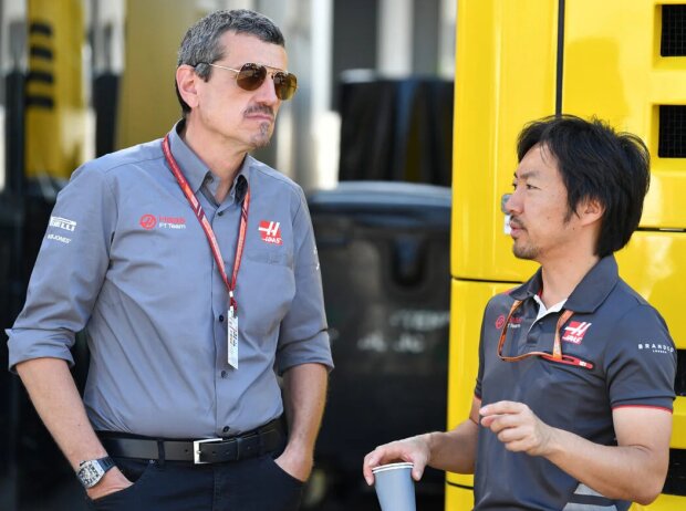 Günther Steiner und Ayao Komatsu (Haas)